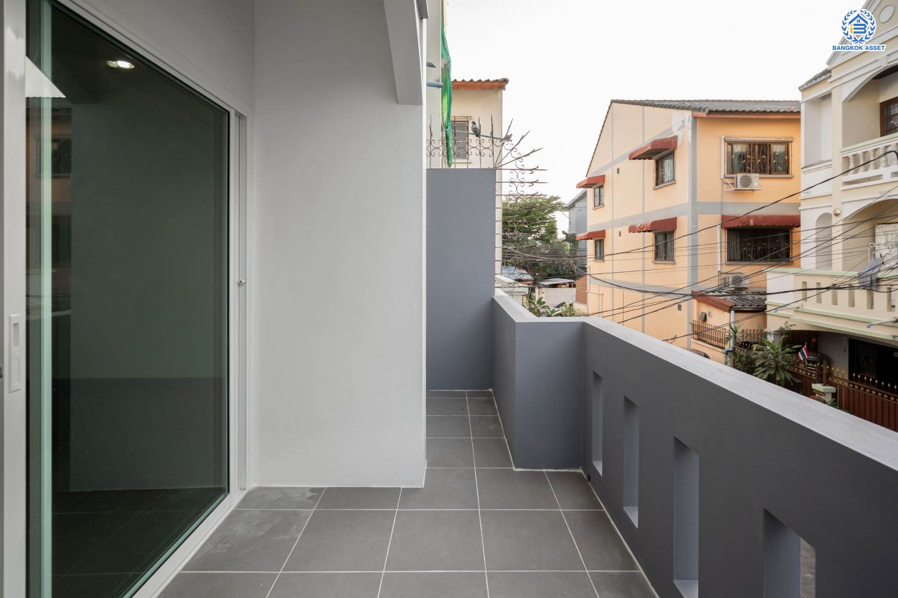 บ้านมือสองตกแต่งใหม่ โครงการ ซอยวัดกำแพง14/2 พิบูลย์สงคราม ทาวน์โฮม 3 ชั้นพร้อมอยู่ เนื้อที่ 19.9 ตร.ว. ฟังก์ชัน 4 ห้องนอน 3 ห้องน้ำ จอดรถได้ 1 คัน บนสุดยอดทำเล! เชื่อมถนนพิบูลย์สงคราม, วงศ์สว่าง, นครอินทร์ และติวานนท์ ใกล้จุดขึ้นทางด่วนศรีรัช-วงแหวนรอบนอก และรถไฟฟ้า "สถานีแยกติวานนท์"